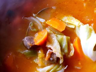 罗宋汤#有个故事#,出锅前加入适量盐、糖、黑胡椒调味就可以了
