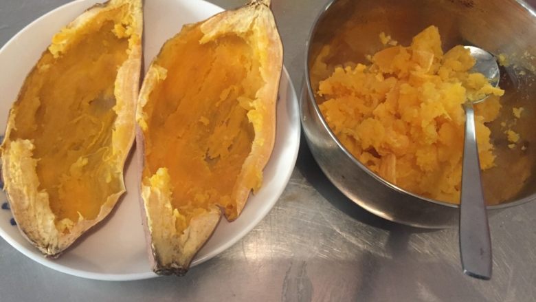 芝士焗红薯,将烤熟的红薯瓤挖出放入碗中，红薯皮不要割破