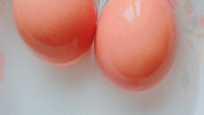 西葫芦鸡蛋鲜虾沙拉,<a style='color:red;display:inline-block;' href='/shicai/ 9'>鸡蛋</a>冷水下锅煮，冷水下锅，煮开后六分钟捞起。过凉水泡泡，四分之一切开待用。