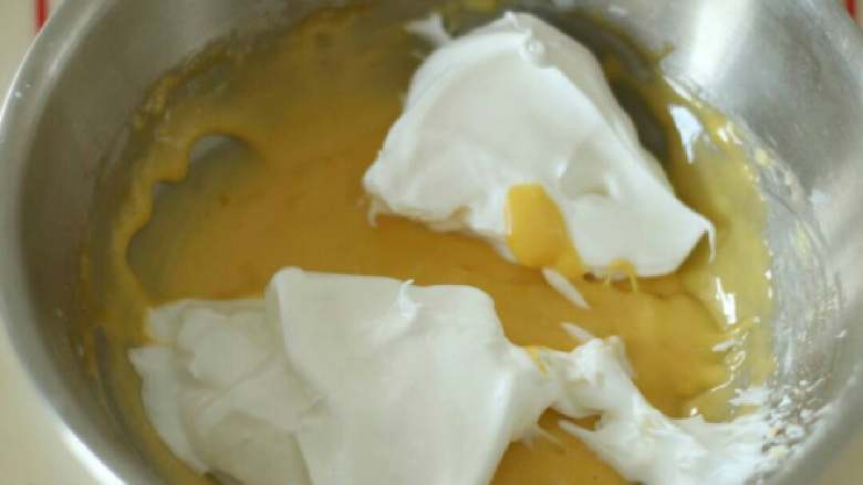 肉松贝贝,1／3蛋白和蛋黄混合后，再倒回蛋白霜里，用切拌方法拌匀。
