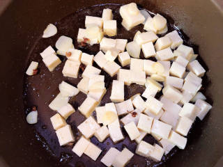黄瓜烧豆腐,放入千叶豆腐翻炒均匀。
