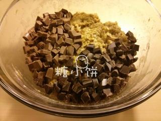 香蕉燕麦巧克力软饼,加入切成小块的牛奶巧克力和黑巧克力拌匀。