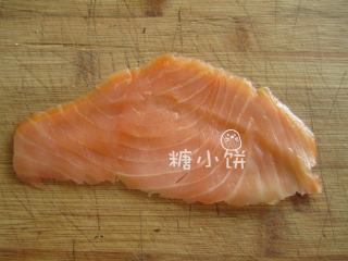 烟熏三文鱼手卷,紫菜光面朝下，如图示在一端铺上寿司饭（占一半的面积）压紧。