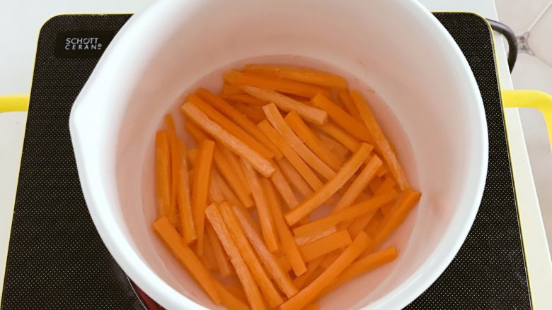 宝宝辅食：胡萝卜脆脆条,把切好的胡萝卜条放入一个小汤锅，然后倒入200ml清水，可以淹没所有胡萝卜。