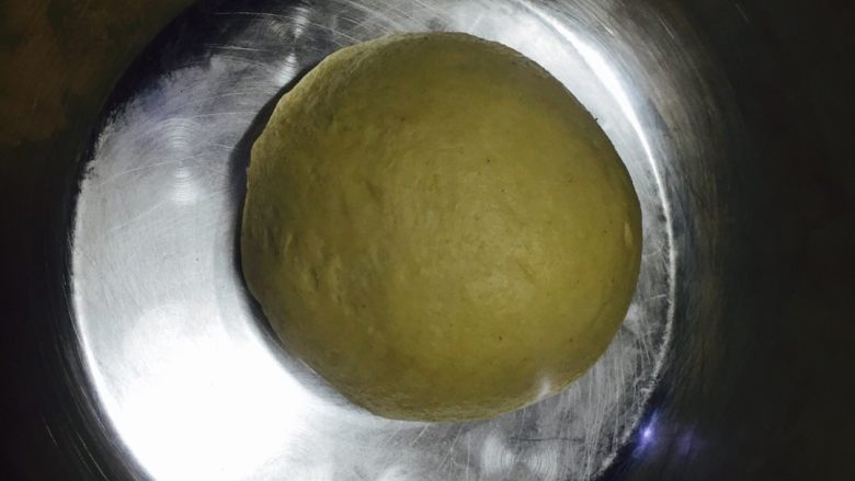 蔓越梅椰蓉包,搅拌20分钟后放入黄油再20分钟 然后取出 揉成团状 盖上 发酵 一小时