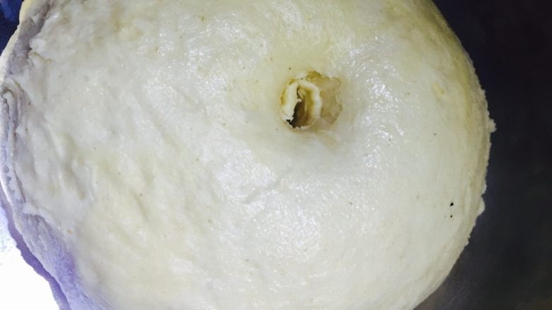 蔓越梅椰蓉包,面团发酵至戳洞不回缩即可