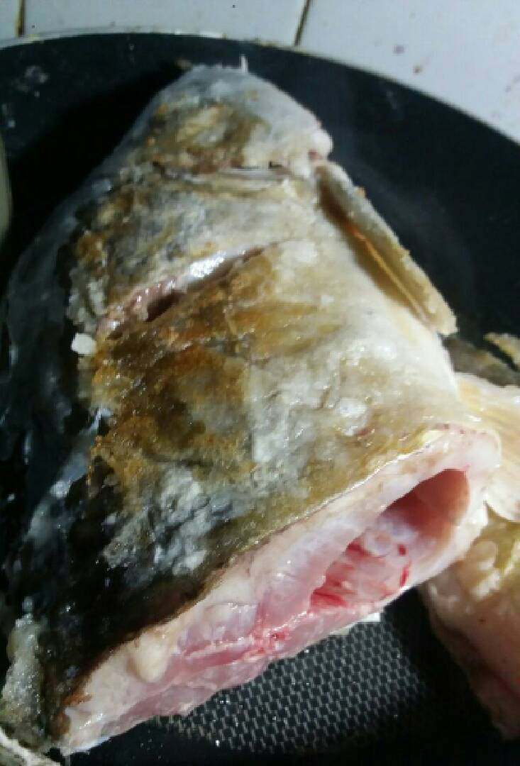 “红烧鱼”绅士私房菜,锅内烧薄薄一层油把鱼煎至焦黄色即可捞出