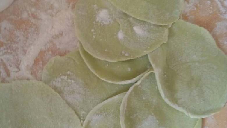 翡翠饺子,擀成面皮，中间厚两边薄