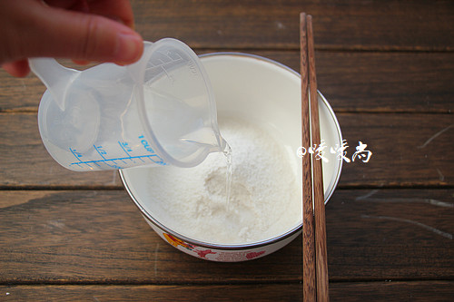 酥滑香甜糖不甩,糯米粉放进一大点的容器内，一边搅拌一边倒入凉白开开，将糯米粉揉成光滑无干粉的面团。