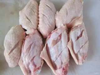 咖喱鸡翅,将鸡翅洗净后，在鸡翅背面切几个开口。