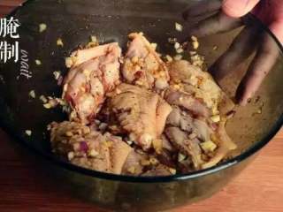 咖喱鸡翅,挤入3-4滴滴柠檬汁在鸡翅上后，依次加入大蒜泥、生姜末和料酒，腌制2-3小时左右。
