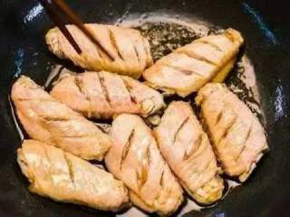 咖喱鸡翅,腌制完成后，锅内倒油后倒入鸡翅，中小火煎至出油。