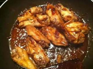 咖喱鸡翅,加一碗水没过鸡翅后，加入盐、酱油、咖喱调味，按照个人口味加入配菜。