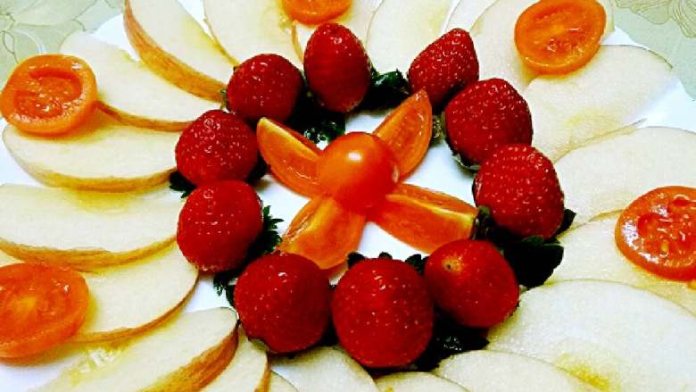 草莓版圣诞老人#乐享双节#,弄个水果拼盘😂😂😂，水果多吃好处多多哦