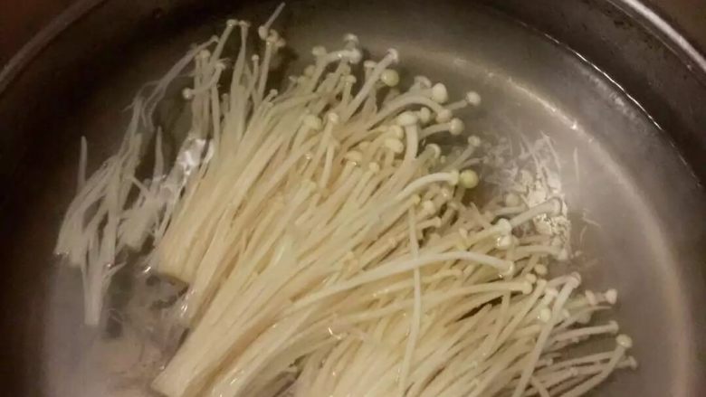 豆豉辣酱培根金针菇,锅里水烧开，将金针菇放入烫一下，30秒后取出。