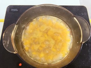 宝宝辅食：橘子酪&橘酪圆子,此时锅中汤汁已煮开，把步骤2中处理好的橘子肉倒入，用勺子搅拌开。
》3岁以下的宝贝，一直炖煮到橘子肉散开，汤汁成糊状，就可以了。