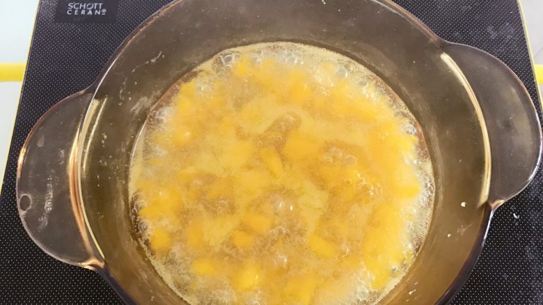 宝宝辅食：橘子酪&橘酪圆子,此时锅中汤汁已煮开，把步骤2中处理好的橘子肉倒入，用勺子搅拌开。
》3岁以下的宝贝，一直炖煮到橘子肉散开，汤汁成糊状，就可以了。