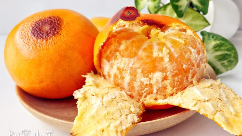 宝宝辅食：冬日烤橘—热乎乎的甜蜜，冬日里的小温暖！,捧在手里暖暖的，含在嘴里也是暖暖的，吃完还是暖暖的