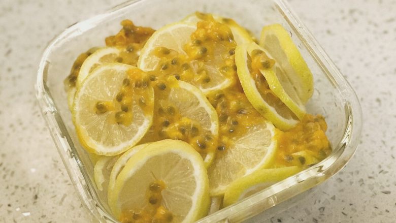 蜂蜜百香果檸檬熱飲,混合處理過的水果