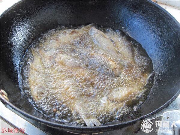 #舌尖上的鱼宴之五香糟鱼，有个故事#,将鱼放入七八成热的油锅里炸至微微发黄即可