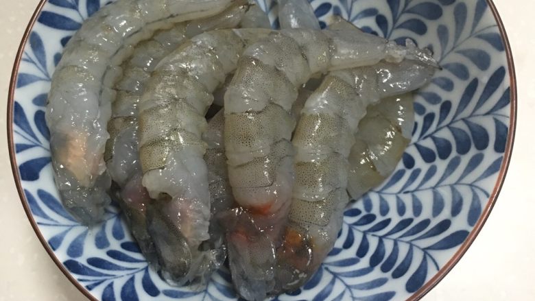 翡翠河海烩,将白对虾自然解冻，剥掉外壳和头，并去掉虾线，开背