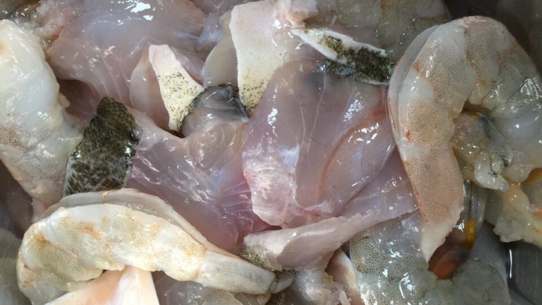 翡翠河海烩,将虾和鱼片➕一点点料酒、白胡椒粉、盐、橄榄油腌制十分钟