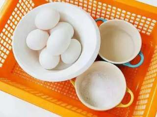 自制咸鸭蛋,选择好鸭蛋、盐和白酒，鸡蛋也可