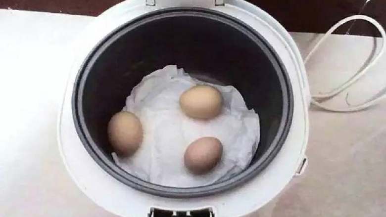 无水煮蛋,把准备好的生鸡蛋放进去