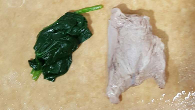 南瓜菠菜排骨面,扇骨的肉切一点下来和菠菜切碎，料理机打碎也可以