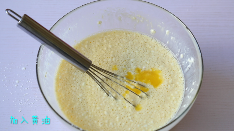 水果班戟,加入融化的黄油拌匀。
