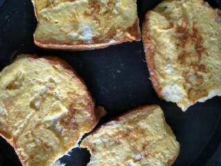 香煎鸡蛋面包片,电饼铛或平底锅都可以，锅底刷少许花生油，面包片两面煎至金黄色