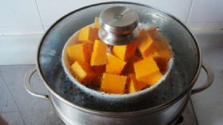 韩式奶香南瓜粥,
南瓜块放到锅中隔水蒸熟。