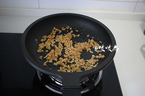 菜脯蛋,平底锅内放适量的花生油（油可以适量多一些，鸡蛋比较喜油），下切好的萝卜干丁煸炒出香气。