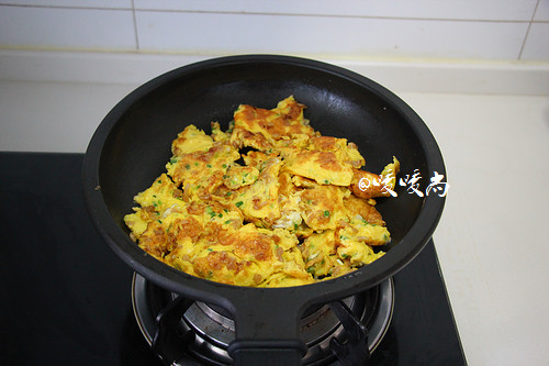 菜脯蛋,待两面都煎至金黄色后用锅铲将鸡蛋铲散成块状，继续中小火煎至表皮微微有点焦黄关火。