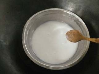 椰奶木瓜冻,将化开的凝胶倒入椰奶里然后加糖调味