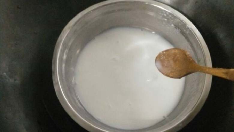 椰奶木瓜冻,将化开的凝胶倒入椰奶里然后加糖调味