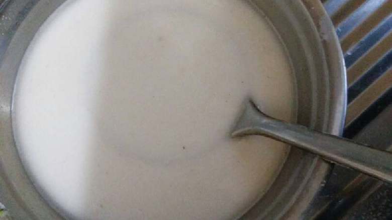 胶东大粉皮,地瓜淀粉加水泡开搅匀，成大概纯牛奶样子。（这很重要，稀了，稠了都不行。个人经验当淀粉静止时，水差不多高过淀粉一厘米为佳）