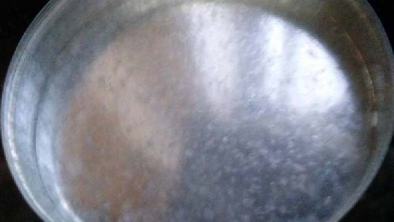 胶东大粉皮,锅中放水烧开，把粉扇内均匀摸上油放入开水中烫热。