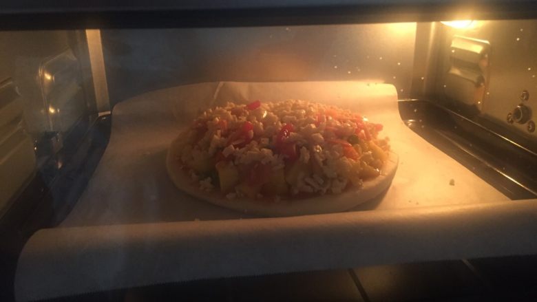 水果披萨,放入烤箱中，上下加热180°，烤20分钟