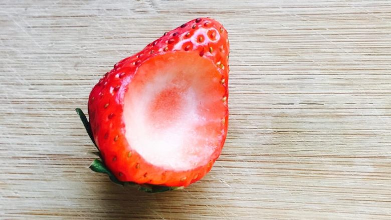 草莓🍓宝宝#有个故事#,用刮勺用同样的方法挖出草莓肉