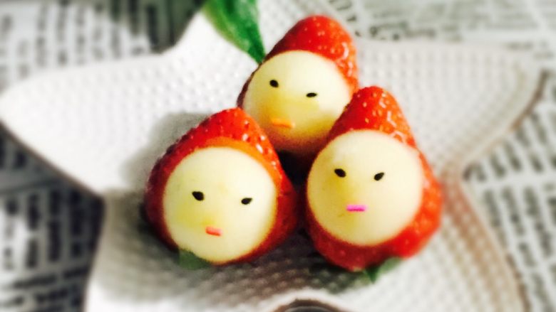 草莓🍓宝宝#有个故事#,然后把苹果肉嵌入～哈哈～萌萌哒草莓🍓宝宝就完成了。