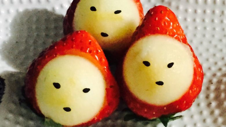 草莓🍓宝宝#有个故事#,丑丑哒、萌萌哒草莓宝宝
黑眼睛黑嘴巴的草莓宝宝怎么看都觉得很委屈似的😂