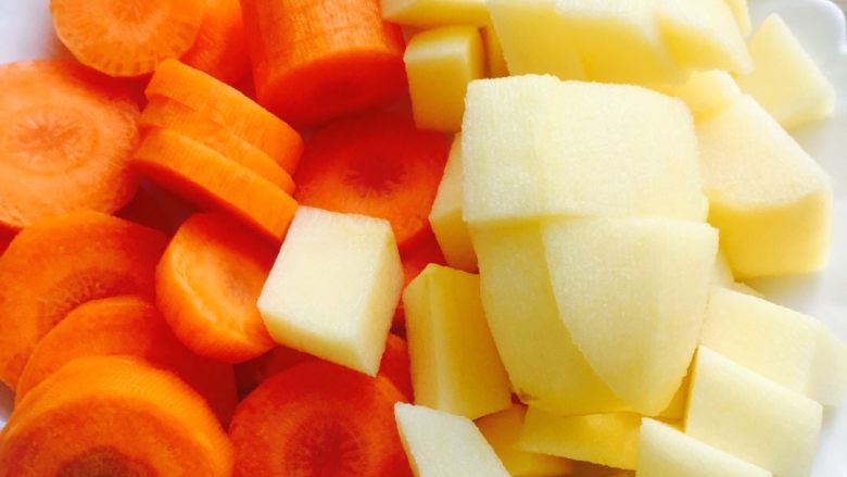 胡萝卜苹果汁#有个故事#,胡萝卜洗净去皮切片，苹果洗净去皮切成块状