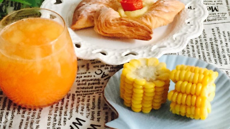 胡萝卜苹果汁#有个故事#,再搭配一个花式面包、玉米就是一份营养又美味的早餐😍