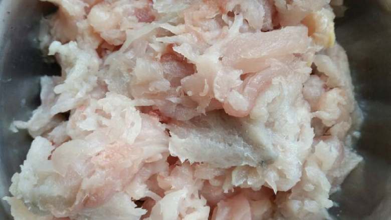 鲅鱼韭菜馅饺子+#有个故事#,鱼肉刮下来已经很细了。