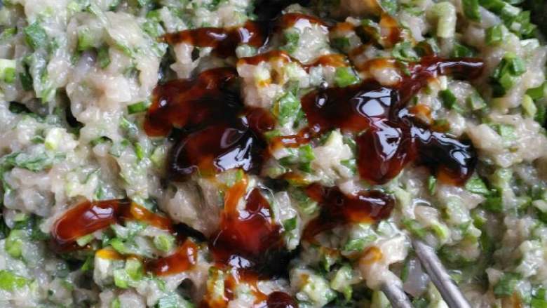 鲅鱼韭菜馅饺子+#有个故事#,把韭菜和葱花拌里，加一点耗油。