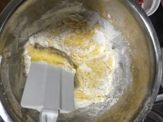 蔓越梅饼干,分两次筛入面粉，用橡皮刮刀搅拌均予。