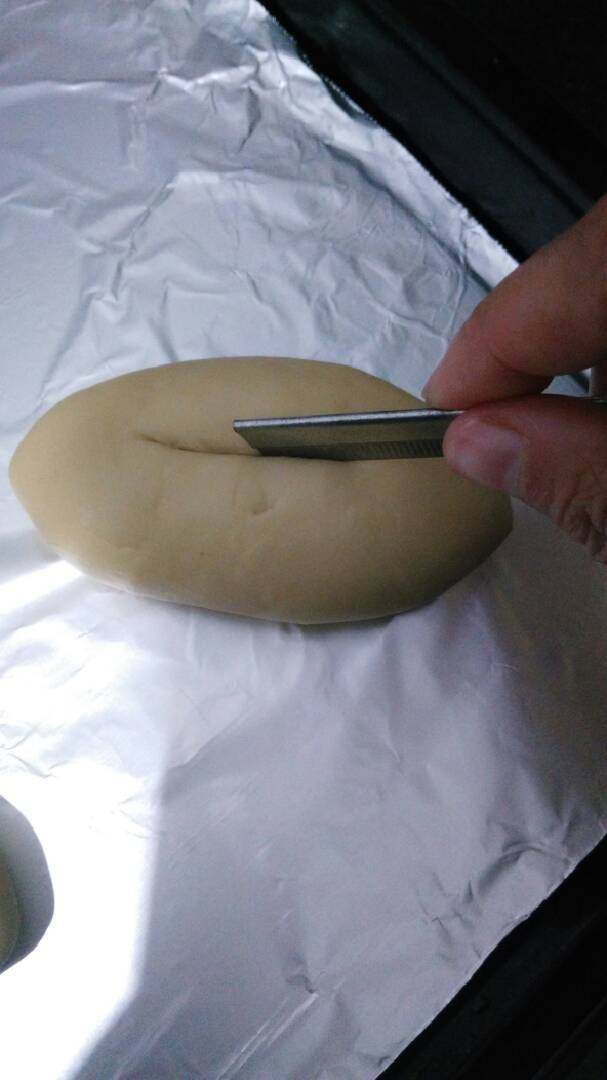 ≈罗宋甜面包≈,发酵到原来的1.5倍大的时候，取出，在顶部用锋利干净的刀片划一道口子
