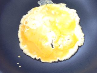 炒米饭,倒底油，把鸡蛋炒出来后放入葱花