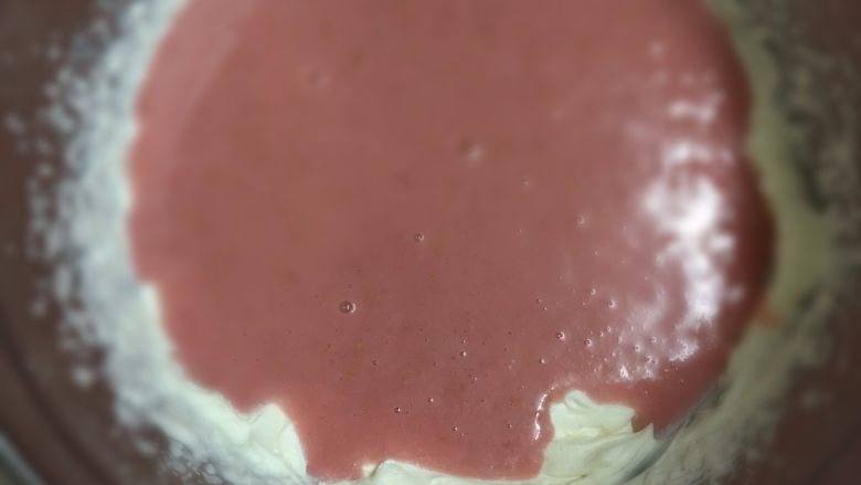 草莓慕斯蛋糕,将加了吉利丁片的草莓糊倒入打发好的淡奶油中。
